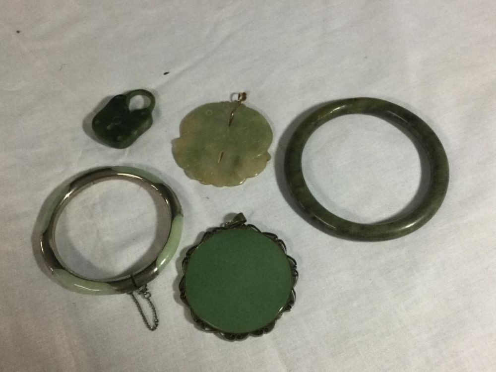 Lot 29: Jade Pieces