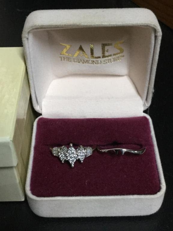 Lot 38: 10 kt Gold Wedding Set