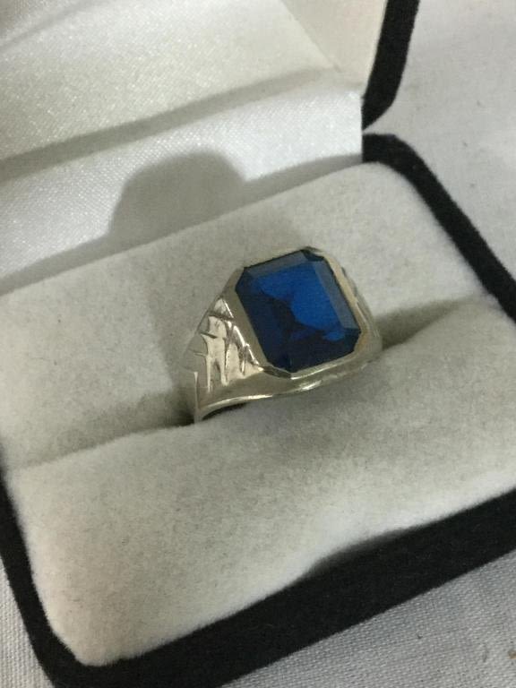 Lot 42: 10Kt White Gold Mens Ring