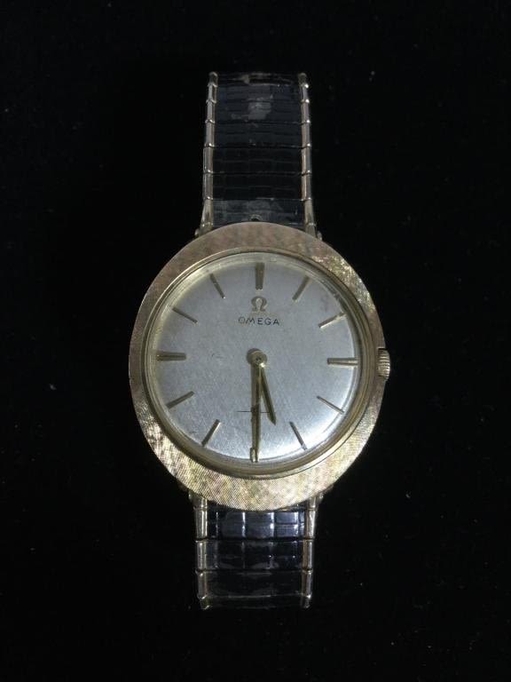 Lot 52: 14 kt Omega Watch