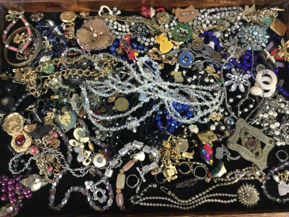 Lot 114: Vintage Jewelry