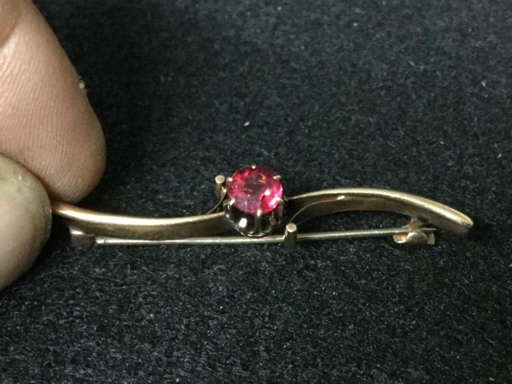 Lot 122: Vintage Ruby & Gold Bar Pin