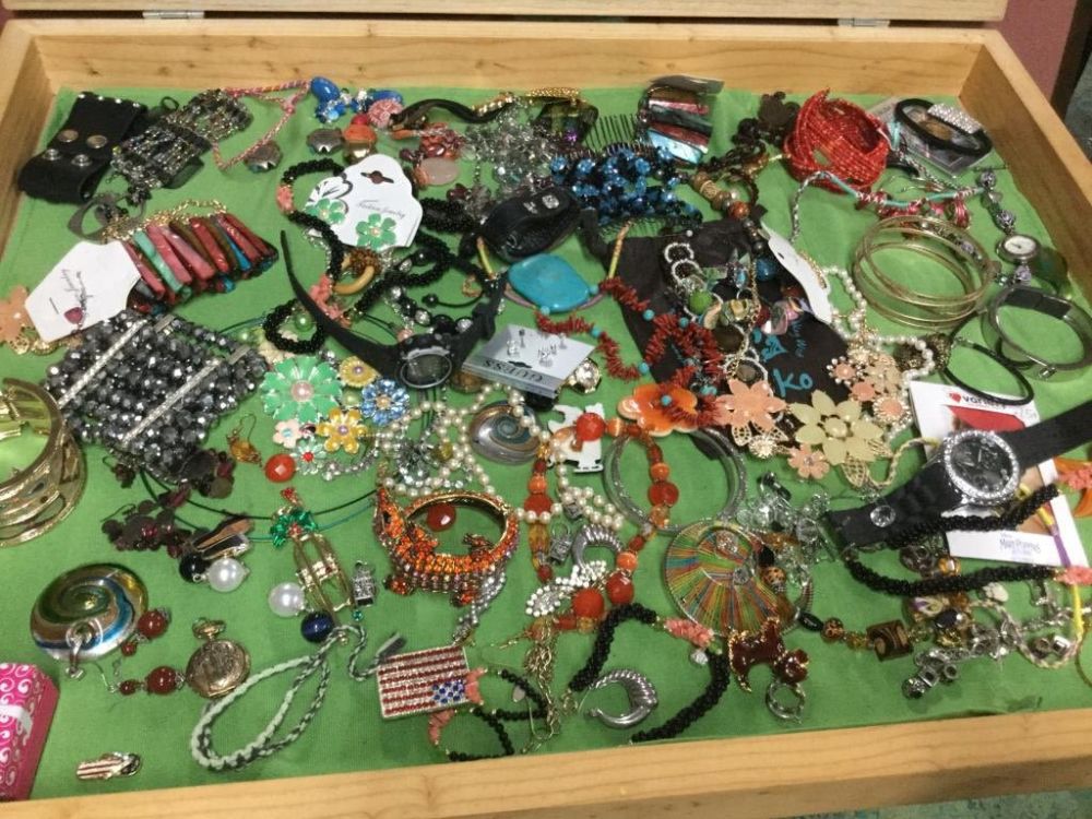 Lot 258: Mixed jewelry lot. An assortment of great finds.