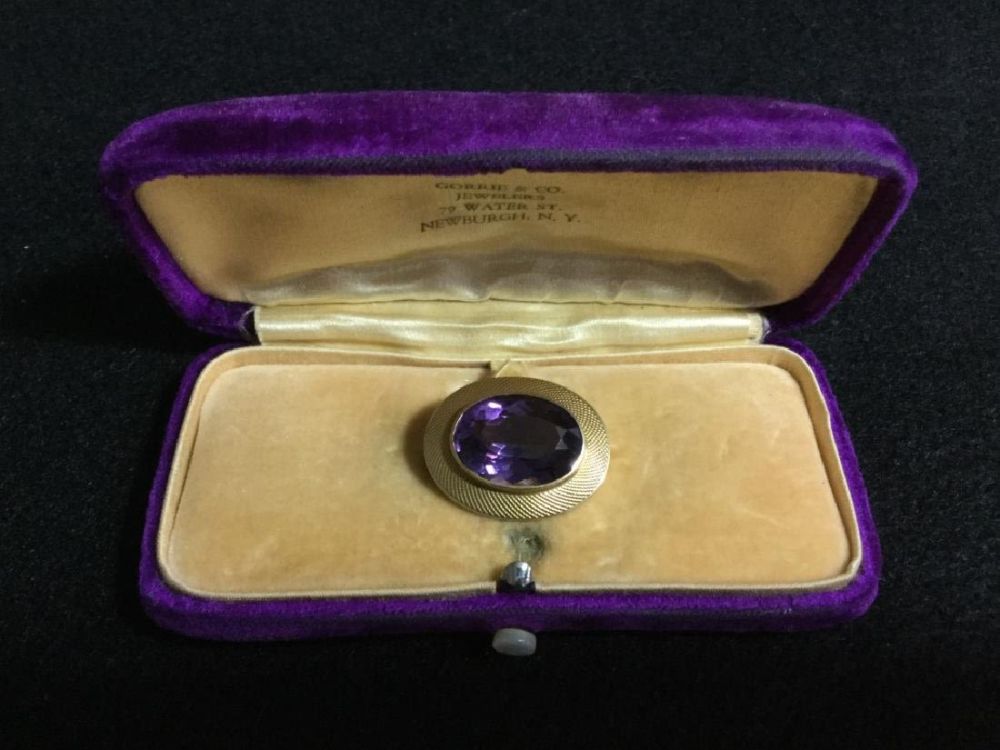 Lot 125: Vintage 10kt  Gold Pin