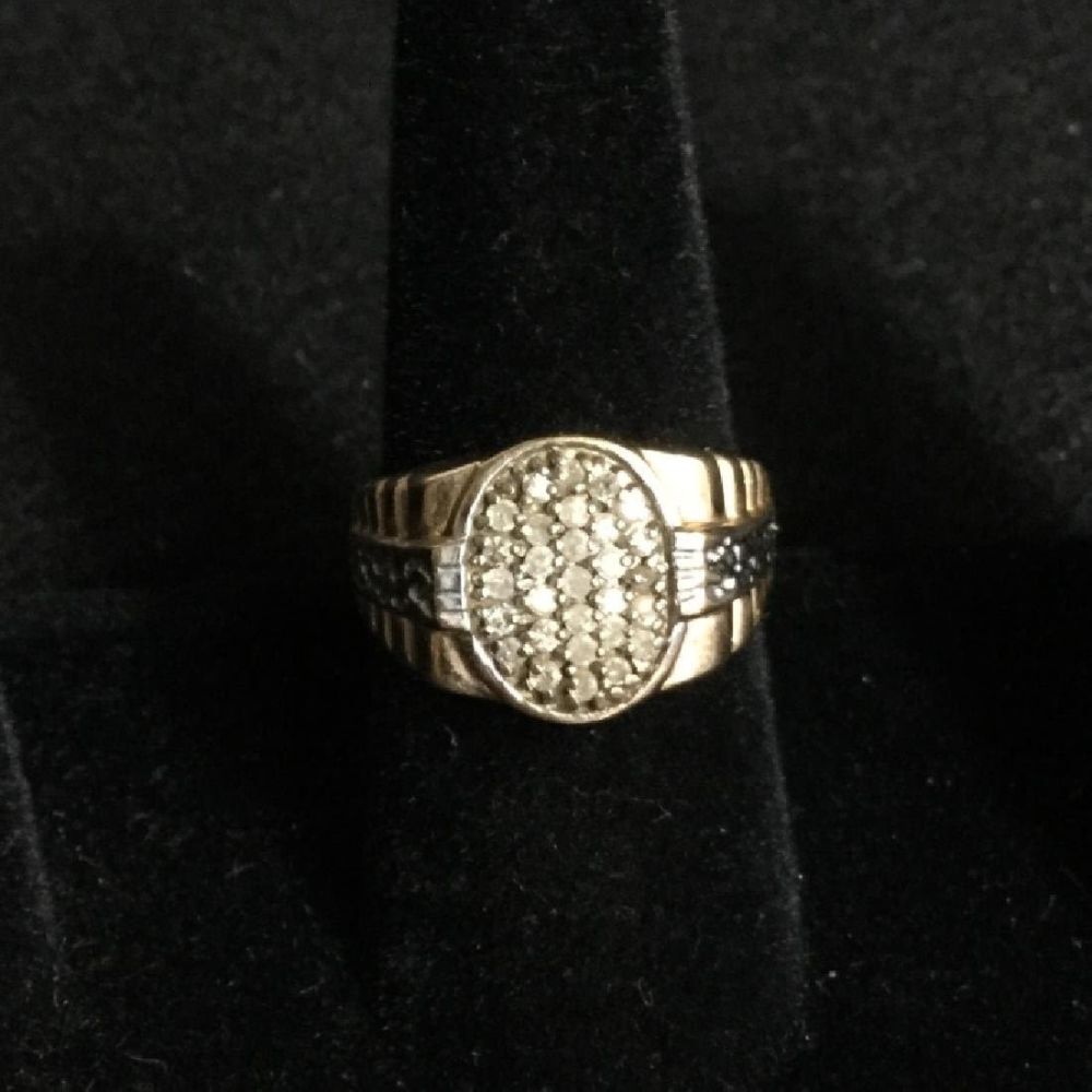 Lot 137: Men 10Kt Ring