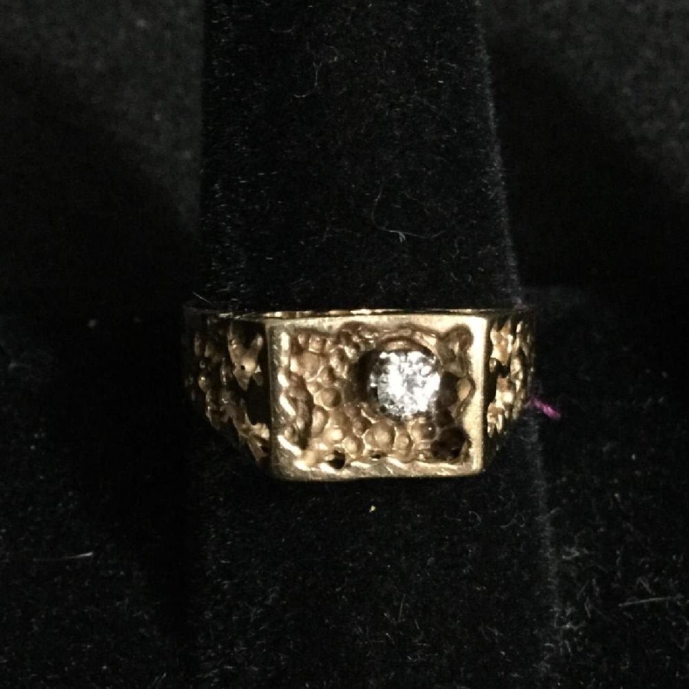 Lot 138: Men 10kt Ring