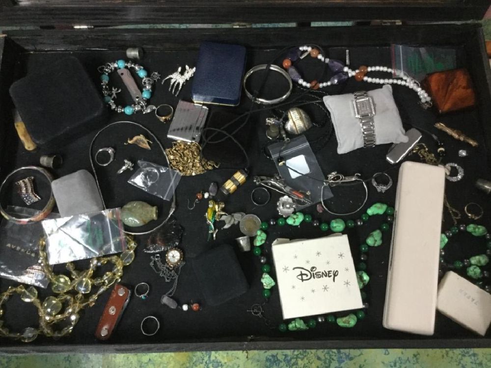 Lot 252: Contents of Showcase