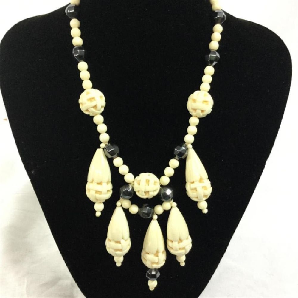 Lot 28: Ivory Necklace