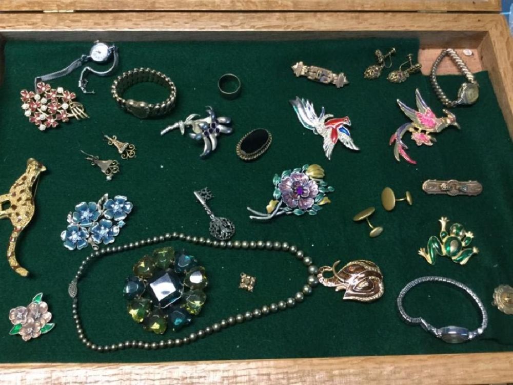 Lot 98: Lot of Jewelry