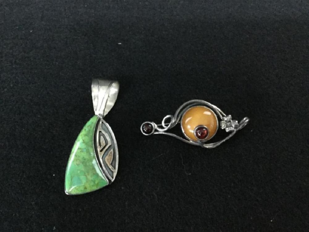 Lot 150: Pendant & Brooch Lot