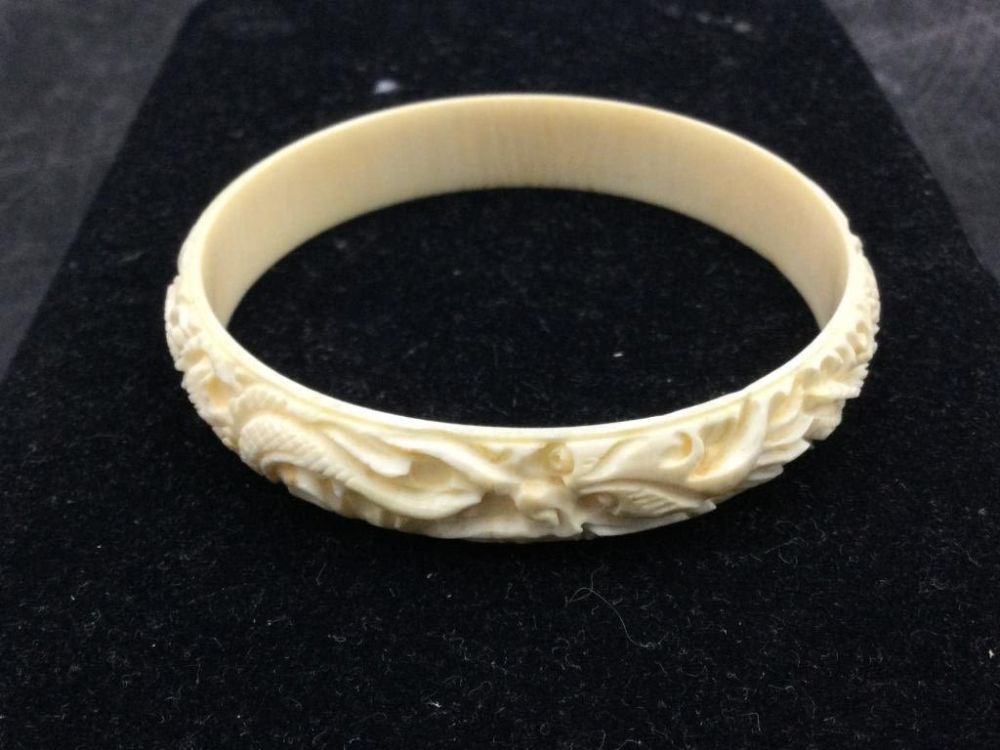 Lot 260: 20.00Carved Ivory Bangle Bracelet