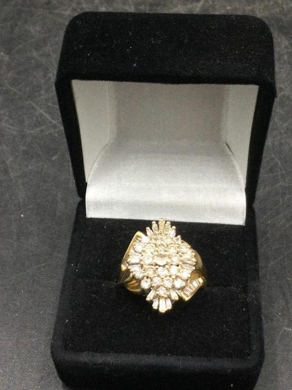 Lot 157: 14kt Diamond Rind