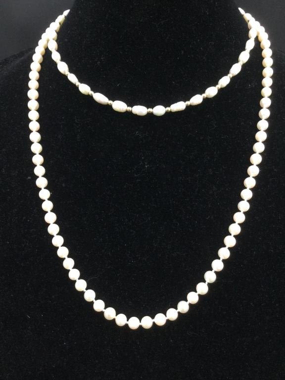 Lot 242: Peals with Gold Clasp