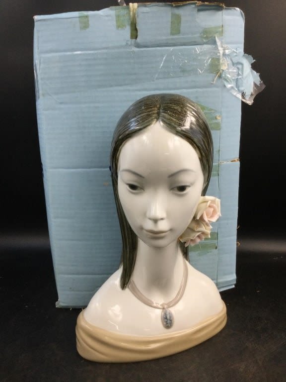 Lot 209: Lladro La Maja Bust