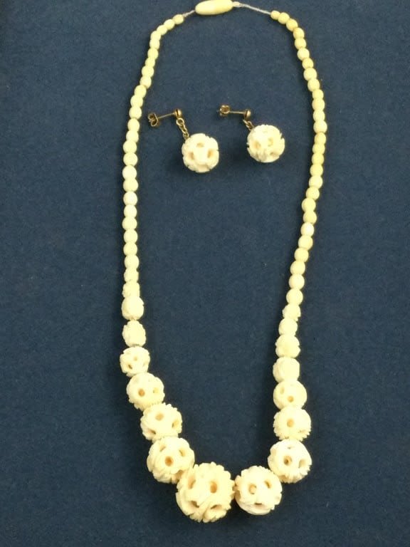 Lot 218: Vintage Puzzelball Necklace and Earrings