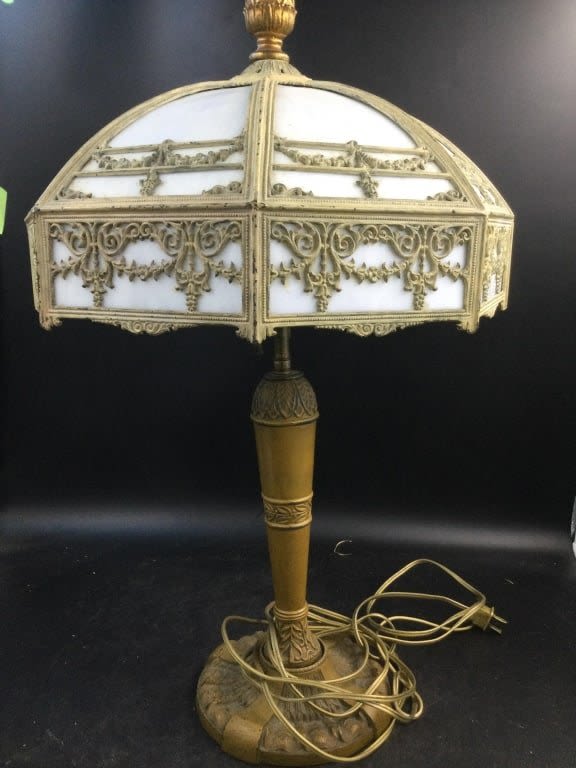 Lot 253: Vintage art Nouveau Deco Slag Glass Lamp