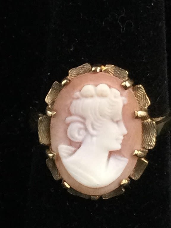 Lot 285: 10kt Gold Cameo Ring