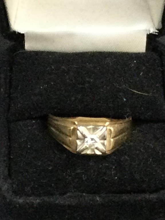 Lot 170: Mens Gold Ring with Diamond