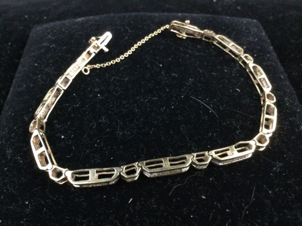 Lot 189: 14kt Gold Bracelelt