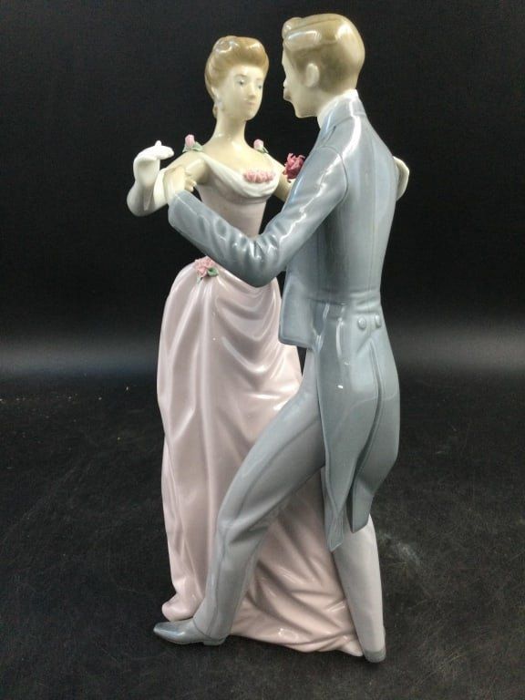 Lot 152: Lladro Anniversary Waltz #1372