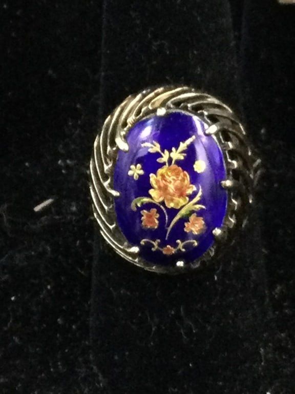 Lot 168: Vintage Gold Ring with Enamel