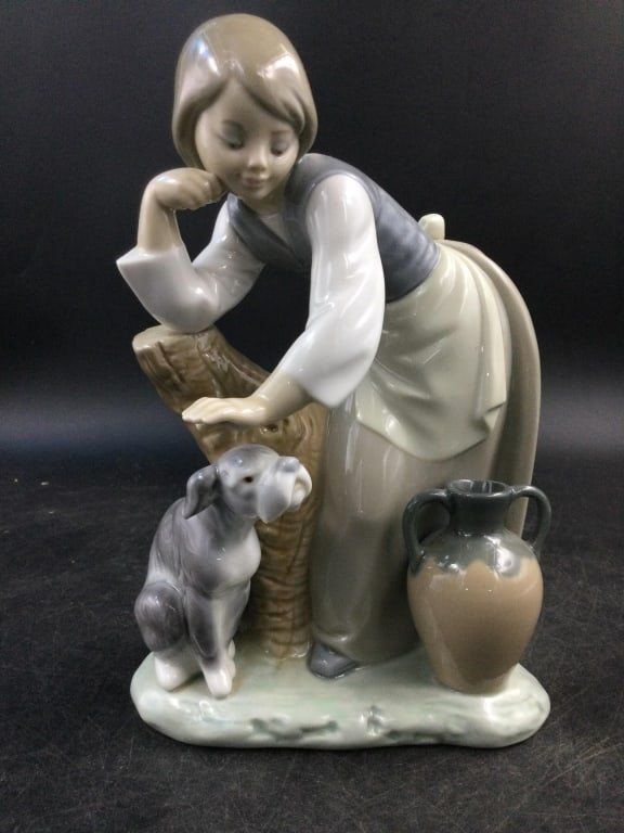 Lot 180: Lladro #1236 Caress and Rest
