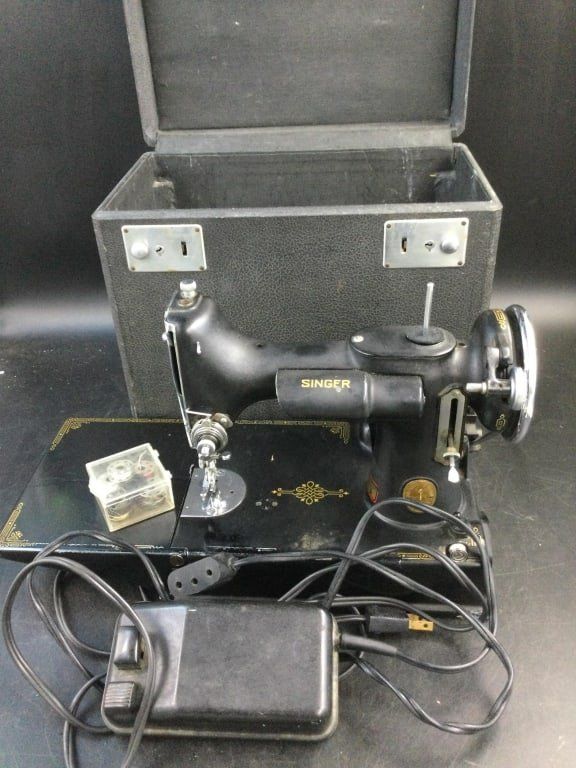 Lot 205: Singer Featherlite Sewing Machine
