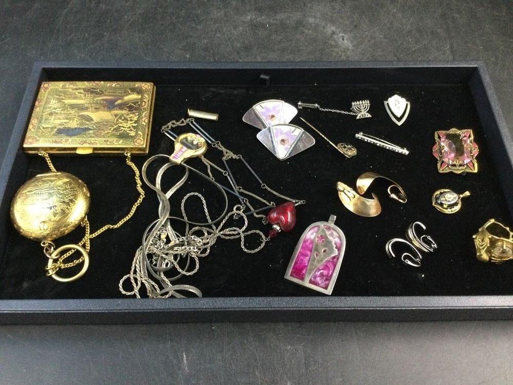 Lot 212: Vintage Jewelry