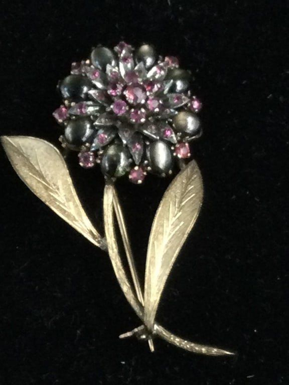 Lot 292: 9kt Gold Siam Brooch with Garnets