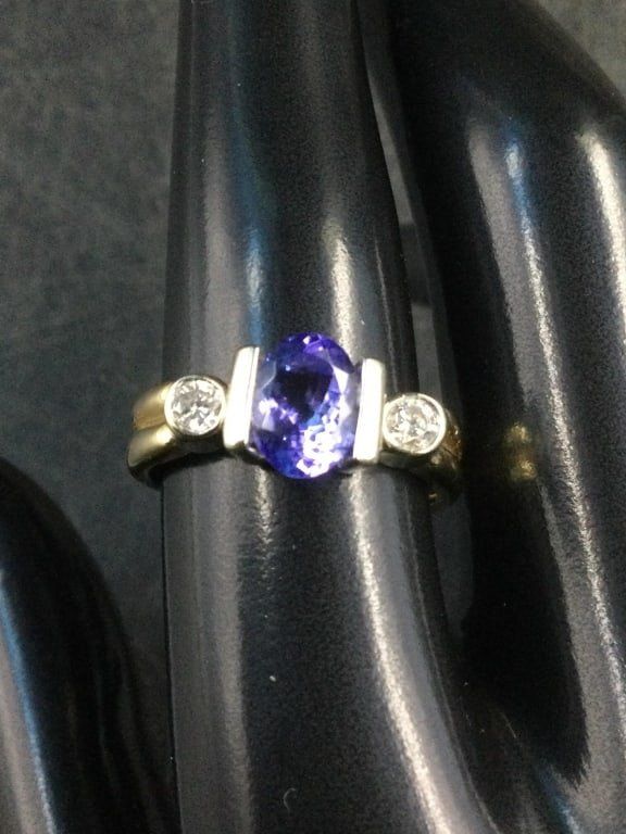 Lot 314: 18kt Gold Ring with Tanzanite Stone w/diamonds