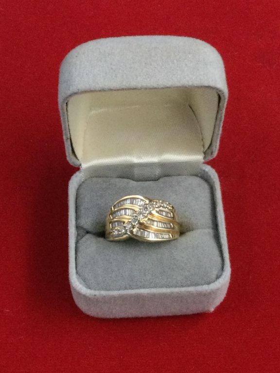 Lot 164: 14kt Gold Rind with Diamonds