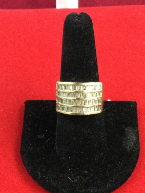 Lot 177: 10kt Gold Rind with Diamonds