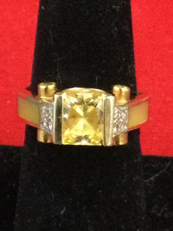 Lot 208: 18kt Gold Ring with Citrine