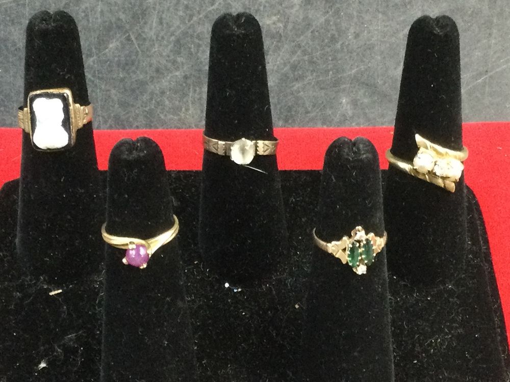 Lot 226: 10kt Gold Rings