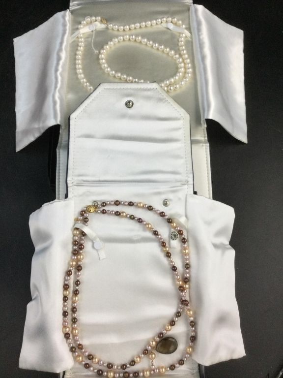 Lot 253: Freshwater Pearls with Gold Clasp