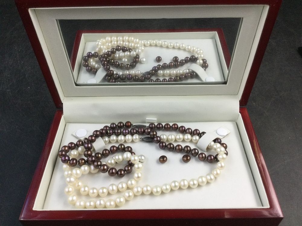Lot 299: Pearl Necklaces