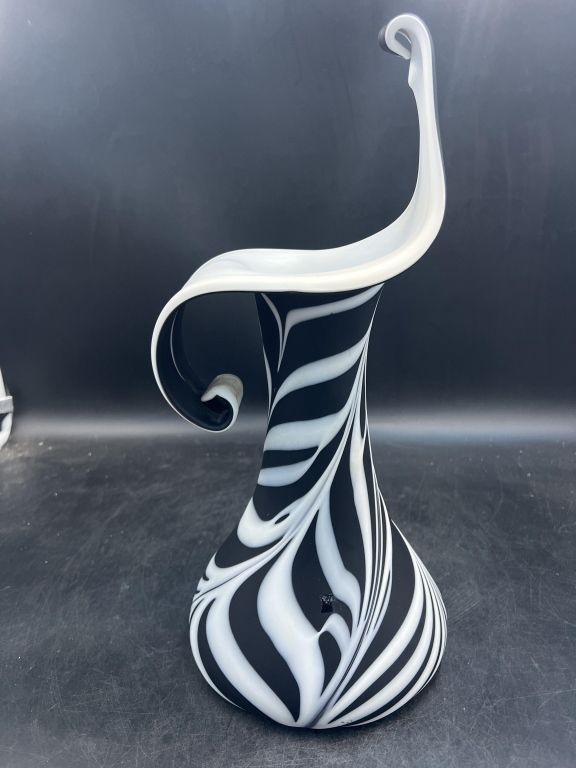Lot 200: Stunning Art Glass Tulip Vase