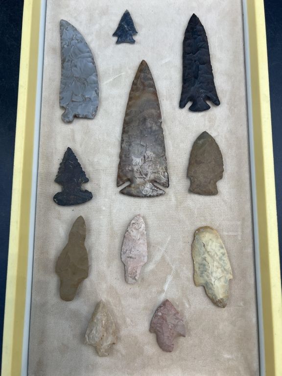 Lot 228: Arrowheads