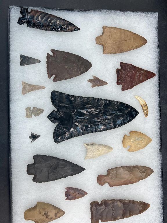 Lot 275: Arrowheads