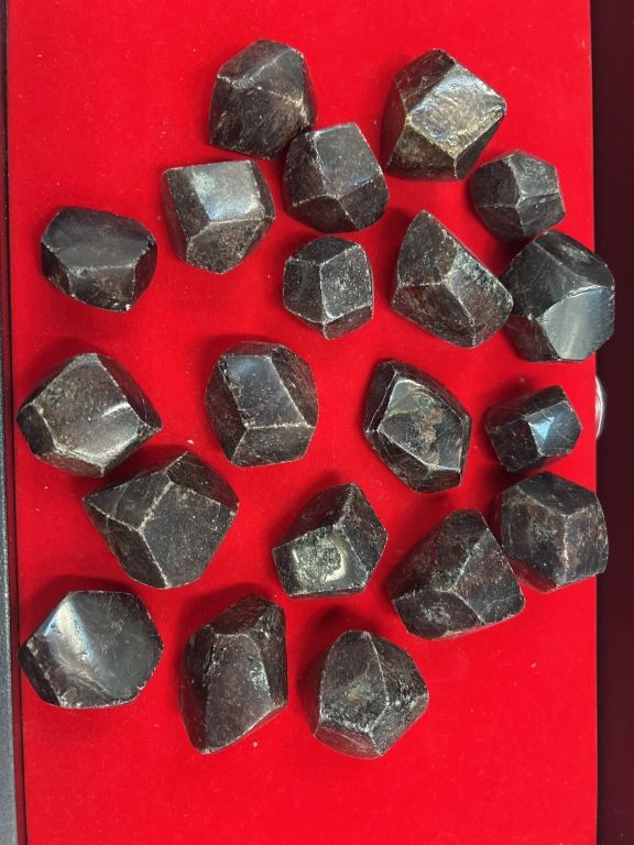 Lot 277: Garnets in the Rough