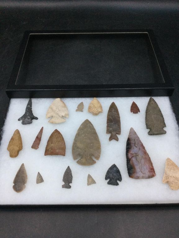 Lot 304: Arrowheads