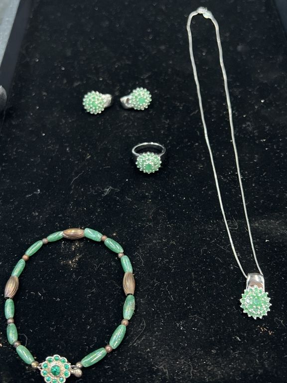 Lot 158: Vintage JJewelry Set