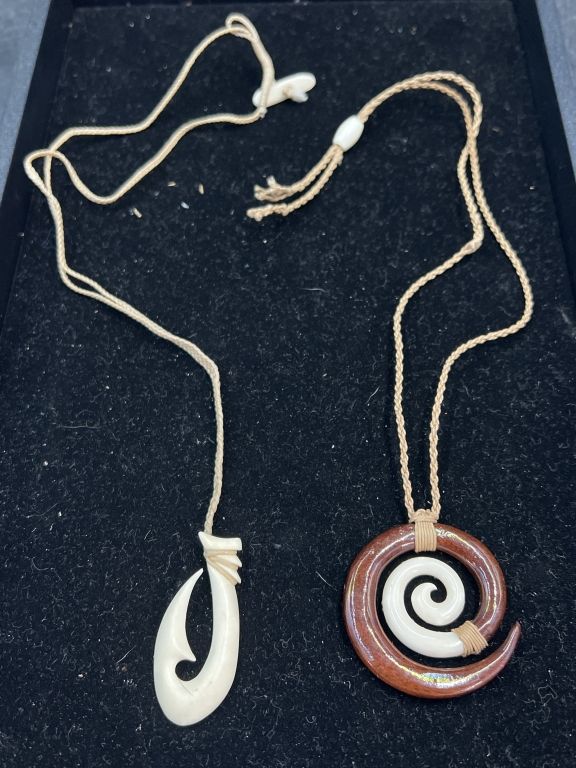 Lot 160: Vintage Hawaiian Design Jewelry