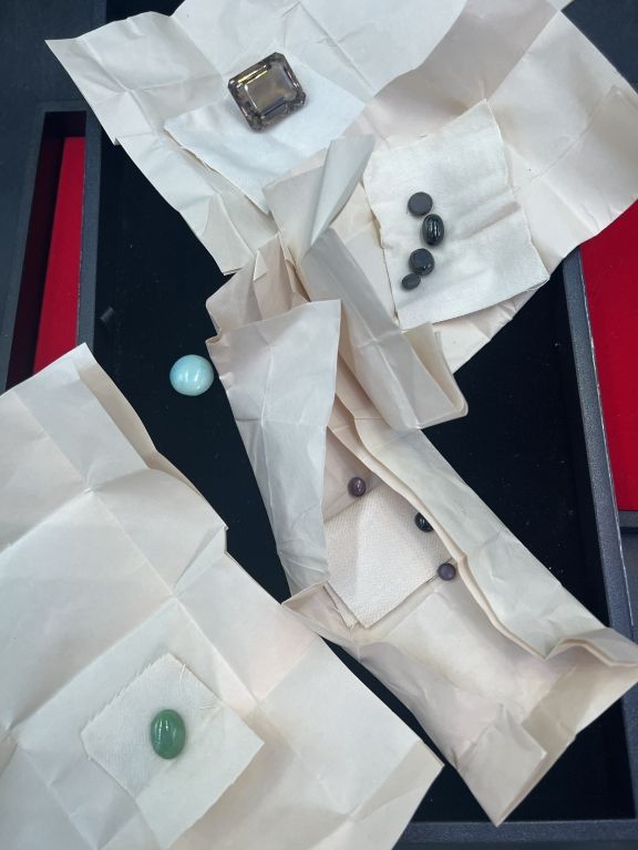 Lot 183: Gemstones
