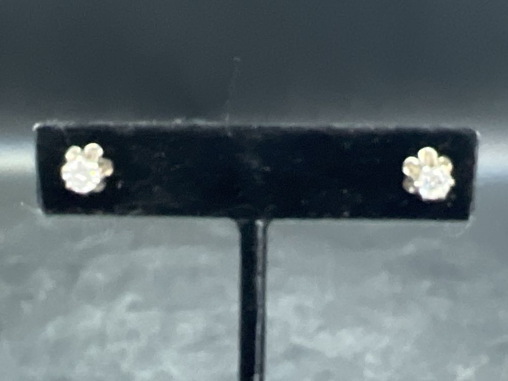 Lot 186: Diamond Earrings