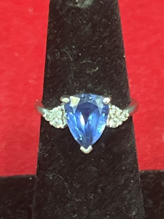 Lot 188: 10kt White Gold Ring