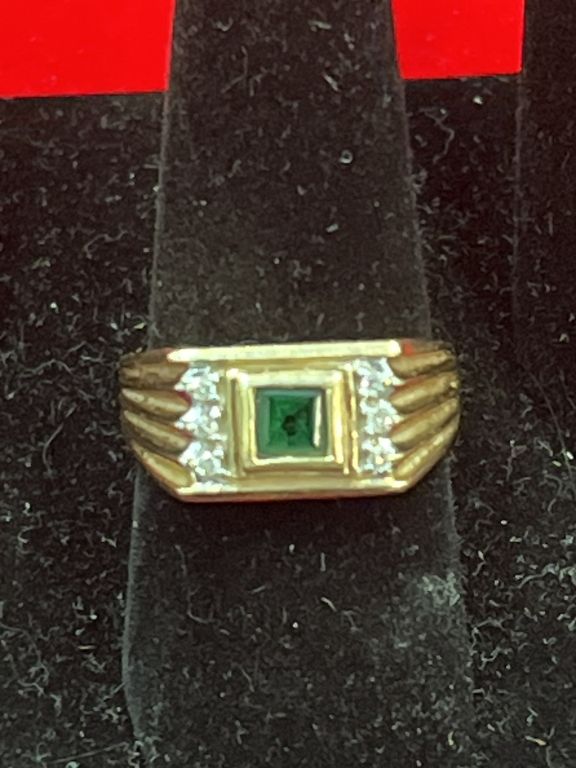 Lot 211: 14kt Mens Ring with Diamonds and Emerald