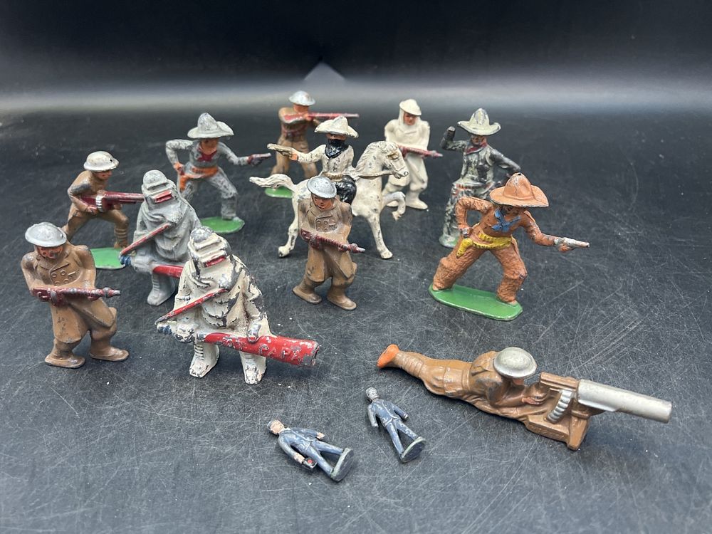 Lot 213: Vintage Lead Soldiers
