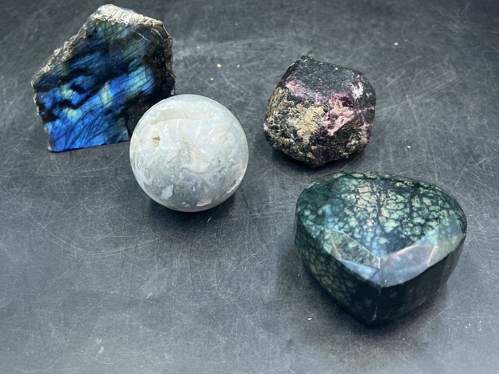 Lot 220: Gemstones