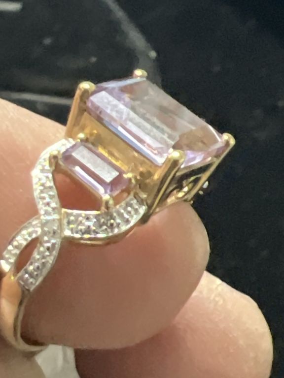Lot 223: 10kt Gold Ring